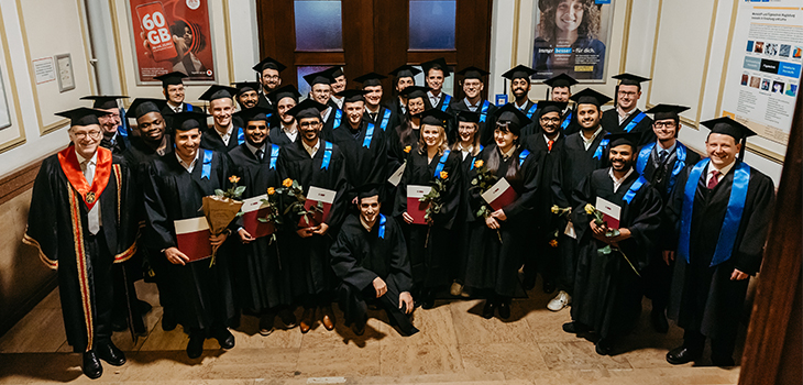 Gruppenfoto der Master-AbsolventInnen der FMB ©Jana Dünnhaupt